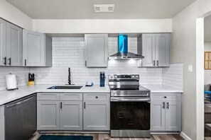 Fridge, microwave, oven, stovetop - The Tides of Galveston Pet Friendly Walk to Beach (Galveston)