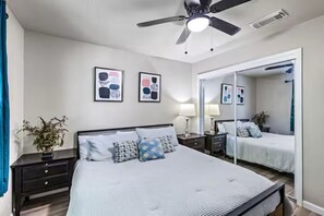 Desk, iron/ironing board, travel cot, WiFi - The Tides of Galveston Pet Friendly Walk to Beach (Galveston)