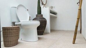 Habitación Deluxe doble, vistas a la piscina | Baño | Ducha, artículos de higiene personal gratuitos y secador de pelo