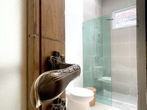 Ducha, artículos de tocador gratuitos, secador de pelo, toallas