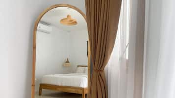 In-room safe, desk, free WiFi