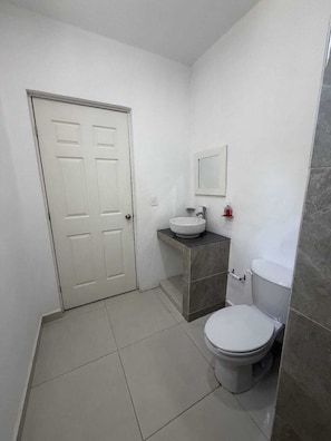 Douche, serviettes fournies, papier toilette
