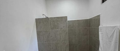 Dusche, HandtĂŒcher, Toilettenpapier