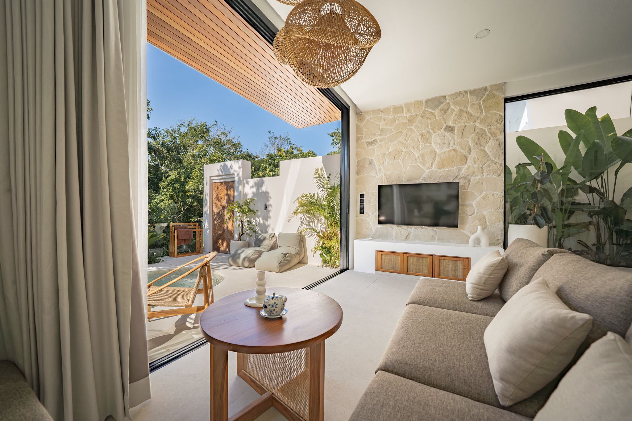 Vila luxo, 3 quartos, vista para a piscina | Sala de estar | TV 55 polegadas com canais a cabo