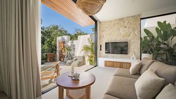Vila luxo, 3 quartos, vista para a piscina | Sala de estar | TV 55 polegadas com canais a cabo