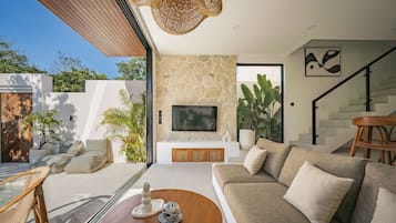 Vila luxo, 3 quartos, vista para a piscina | Sala de estar | TV 55 polegadas com canais a cabo