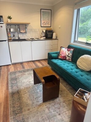 Interior - Self-contained retreat 1.3km from Wollongong Beach and CBD (Gwynneville)