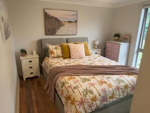 1 bedroom, iron/ironing board, WiFi, bed sheets - Self-contained retreat 1.3km from Wollongong Beach and CBD (Gwynneville)