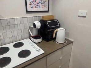Private kitchen - Self-contained retreat 1.3km from Wollongong Beach and CBD (Gwynneville)