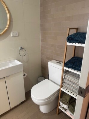 Shower, hair dryer, towels, soap - Self-contained retreat 1.3km from Wollongong Beach and CBD (Gwynneville)