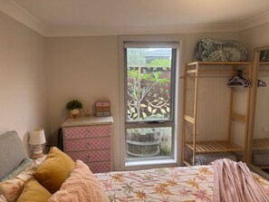 1 bedroom, iron/ironing board, WiFi, bed sheets - Self-contained retreat 1.3km from Wollongong Beach and CBD (Gwynneville)