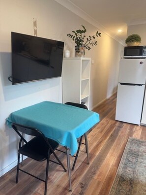 Dining - Self-contained retreat 1.3km from Wollongong Beach and CBD (Gwynneville)