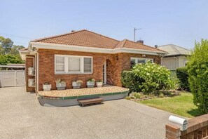 Exterior - Self-contained retreat 1.3km from Wollongong Beach and CBD (Gwynneville)