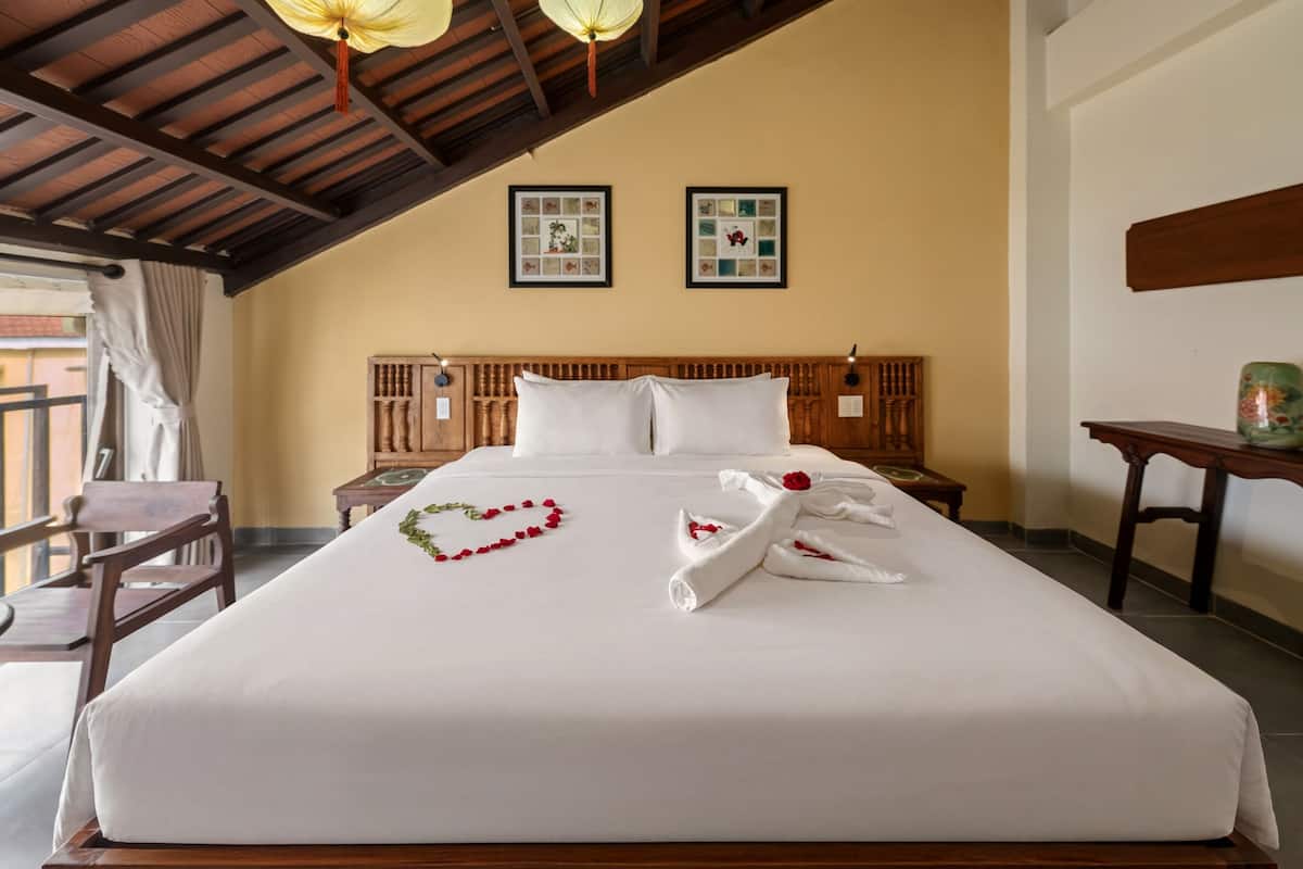 Premier King with Window | Desk, soundproofing, iron/ironing board, rollaway beds