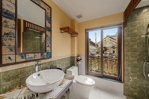 Shower, hair dryer, slippers, towels - Solea Boutique Hotel Hoi An (Hoi An)