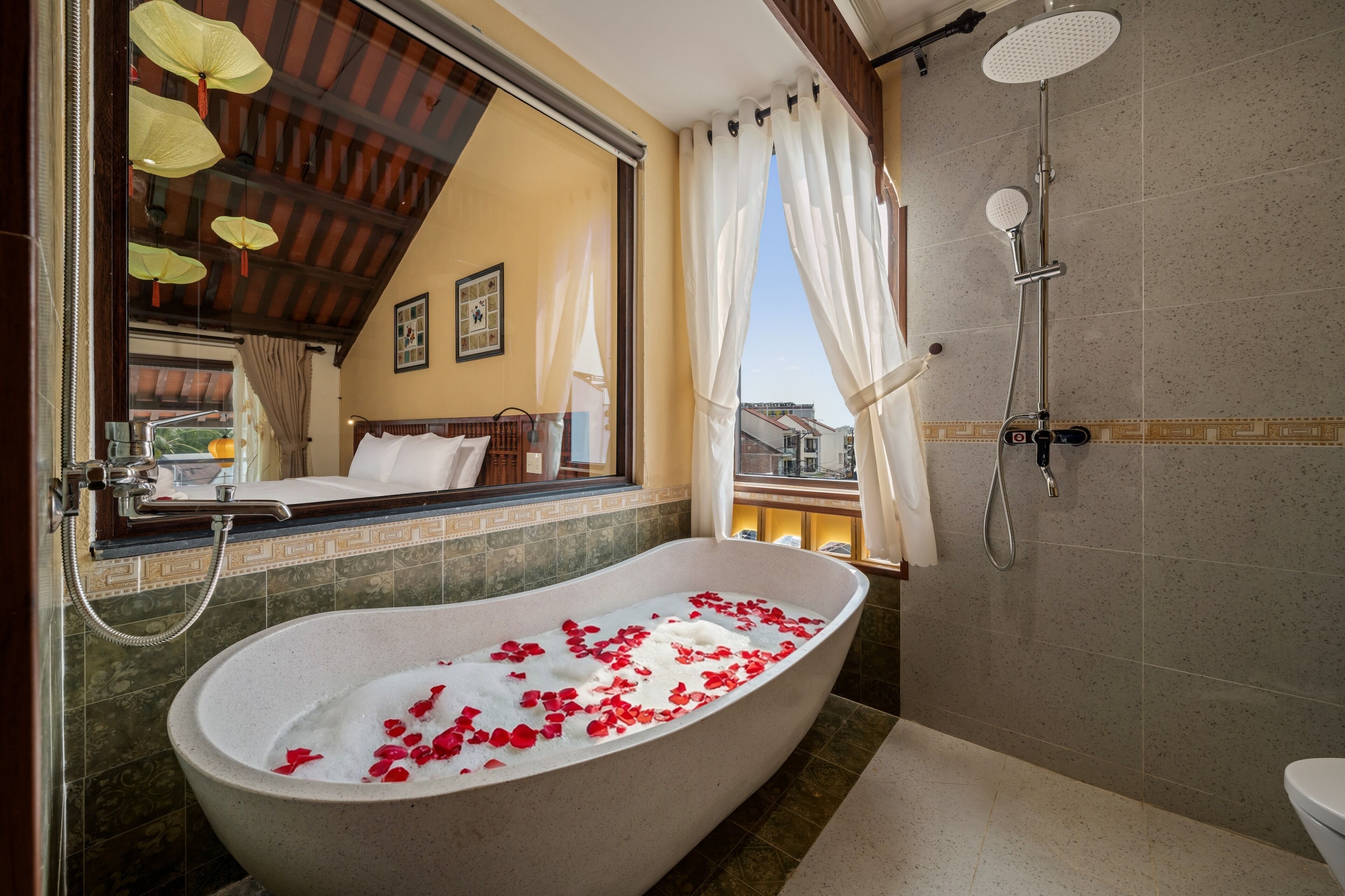 Kamar Premier, 1 Tempat Tidur King, pemandangan kota (Premier King With Balcony & Bathtub) | Kamar mandi | Perlengkapan mandi gratis, pengering rambut, sandal, dan handuk