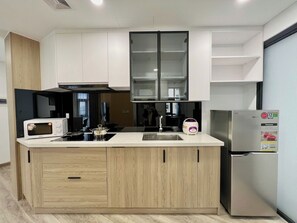 Apartemen Junior, balkon, pemandangan kota | Dapur pribadi | Lemari es, microwave, dan kompor
