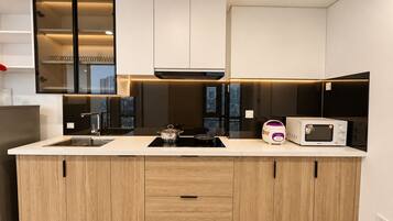Una cocina moderna con una isla central, electrodomésticos integrados y vistas a la ciudad.