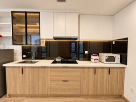 Una cocina moderna con una isla central, electrodomésticos integrados y vistas a la ciudad.