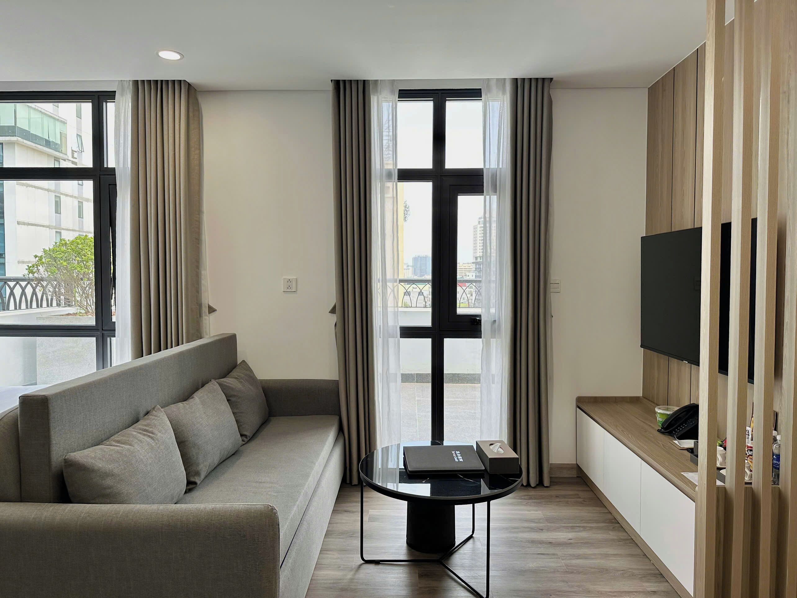 Premier Apartment, Balcony, City View | Living area