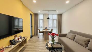 Junior Apartment, Balcony, City View | Living area