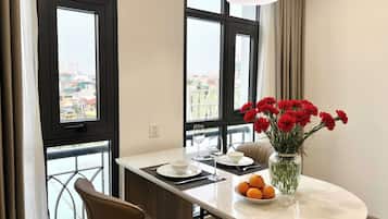 Junior Apartment, Balcony, City View | Dining