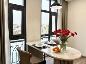 Junior-lejlighed - balkon - byudsigt | Spiseområde