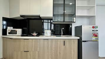 Apartamento Premier, balcón, vistas a la ciudad | Cocina privada | Frigorífico, microondas y placa de cocina