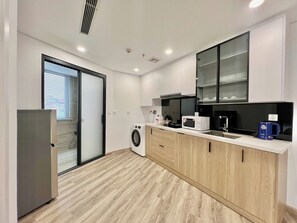 Junior Apartment, Balcony, City View | Dapur peribadi | Peti sejuk, ketuhar gelombang mikro, dapur 