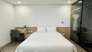 Apartamento Deluxe, no fumadores, vistas a la ciudad | Caja fuerte, escritorio, espacio para trabajar con un portátil