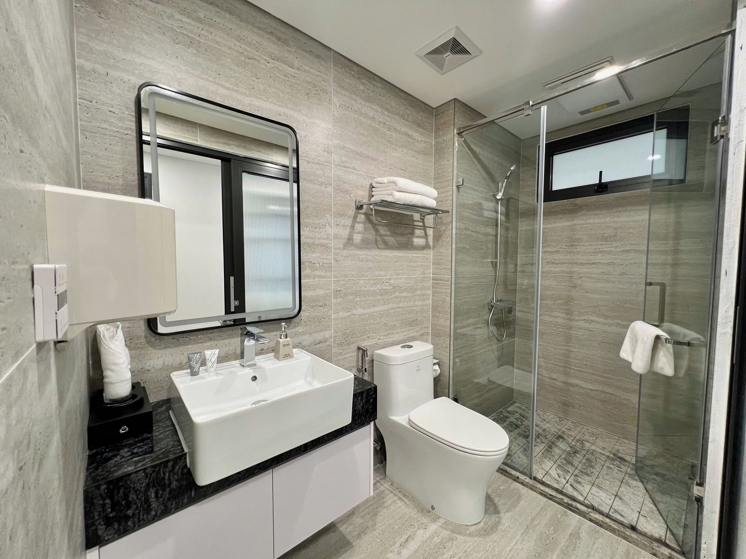 Executive Apartment, Balcony, City View | Bathroom | Shower, hair dryer, slippers, towels