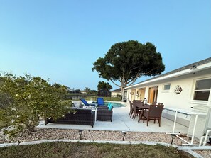 Outdoor dining - 3-bedroom house in quaint Rotonda West with AC and fitness (Rotonda West)