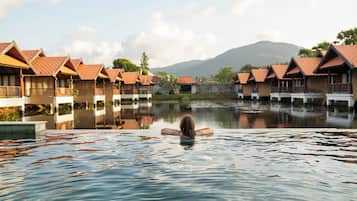 2 outdoor pools