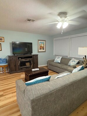 Living area - Captain's Corner, 4/2 w/Heated Pool & 4 kayaks Waterfront Canal Weeki Wachee (Spring Hill)