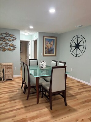 Dining - Captain's Corner, 4/2 w/Heated Pool & 4 kayaks Waterfront Canal Weeki Wachee (Spring Hill)