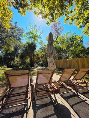 Terrace/patio - Captain's Corner, 4/2 w/Heated Pool & 4 kayaks Waterfront Canal Weeki Wachee (Spring Hill)