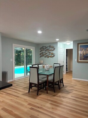Dining - Captain's Corner, 4/2 w/Heated Pool & 4 kayaks Waterfront Canal Weeki Wachee (Spring Hill)