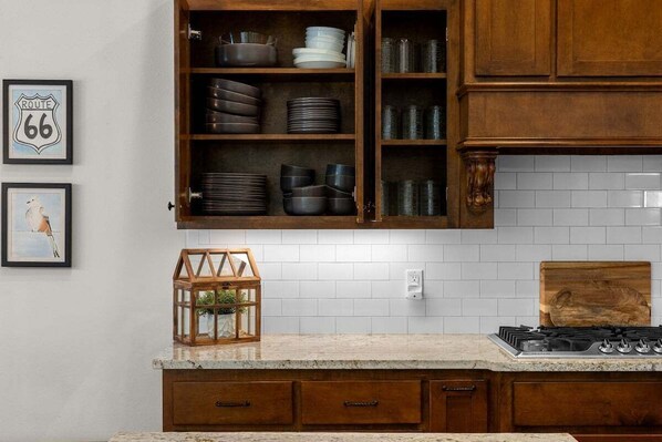 Fridge, microwave, oven, stovetop - Arrows Resort w/ Pool & Spa (Broken Arrow)