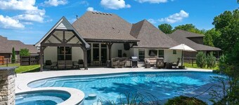 Arrows Resort w/ Pool & Spa