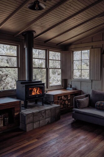 Off-grid cabin | Lake views, Deep bath, King bed + Fireplace