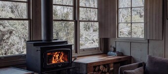 Off-grid cabin | Lake views, Deep bath, King bed + Fireplace