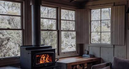 Off-grid cabin | Lake views, Deep bath, King bed + Fireplace