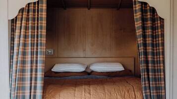 1 bedroom, bed sheets