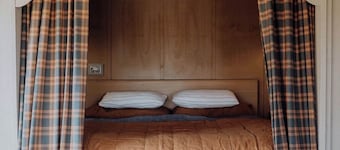 Off-grid cabin | Lake views, Deep bath, King bed + Fireplace