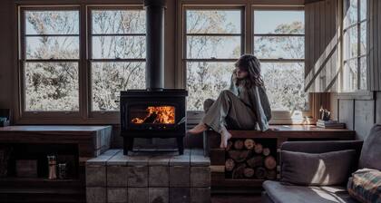 Off-grid cabin | Lake views, Deep bath, King bed + Fireplace