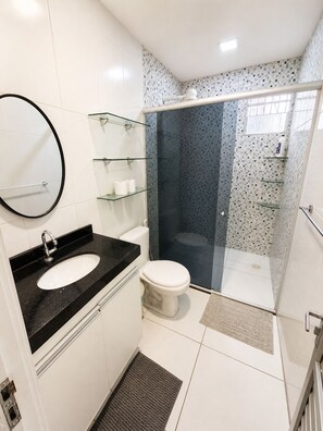 Rumah | Kamar mandi | Shower, handuk, sabun, dan tisu toilet