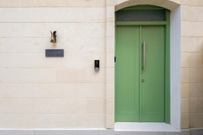 A green door with a nameplate and a doorbell. - Casa Elana Holiday Gozitan Home, Xagħra Gozo, Malta (Xagħra Gozo)