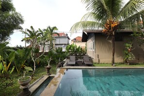 Una piscina al aire libre