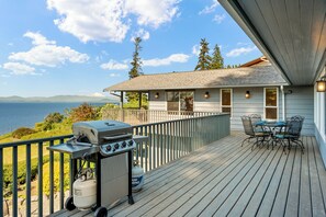 Outdoor dining - Waterfront Camano Island Haven with Epic Views & Wildlife Watching (Camano)
