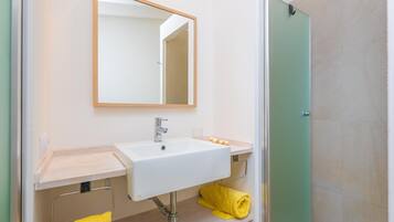 Een douche, een haardroger, handdoeken